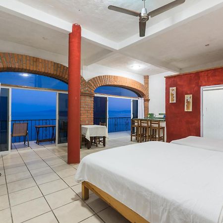 Traditional Sierra Leon Oceanfront Rooms - Adults Only Пуерто Валярта Екстериор снимка