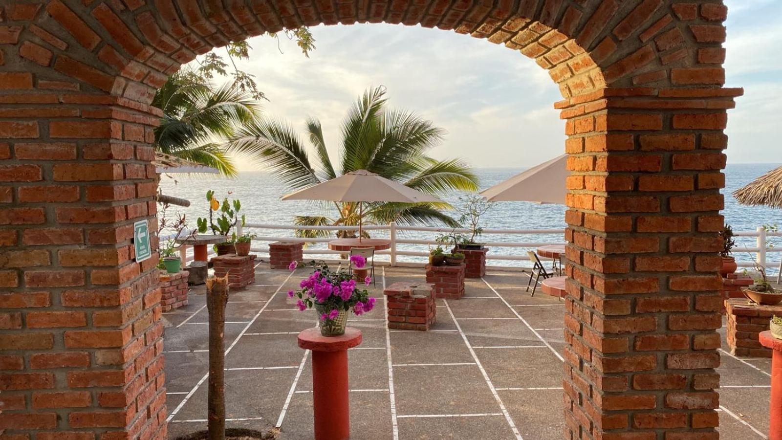 Traditional Sierra Leon Oceanfront Rooms - Adults Only Пуерто Валярта Екстериор снимка