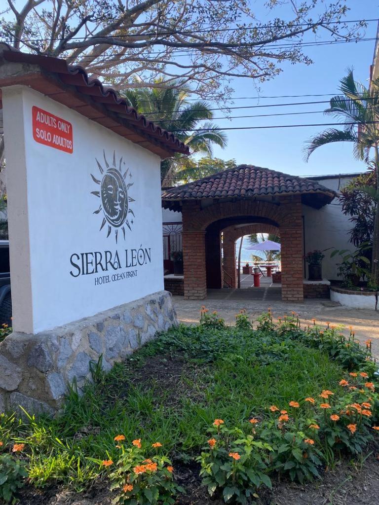 Traditional Sierra Leon Oceanfront Rooms - Adults Only Пуерто Валярта Екстериор снимка