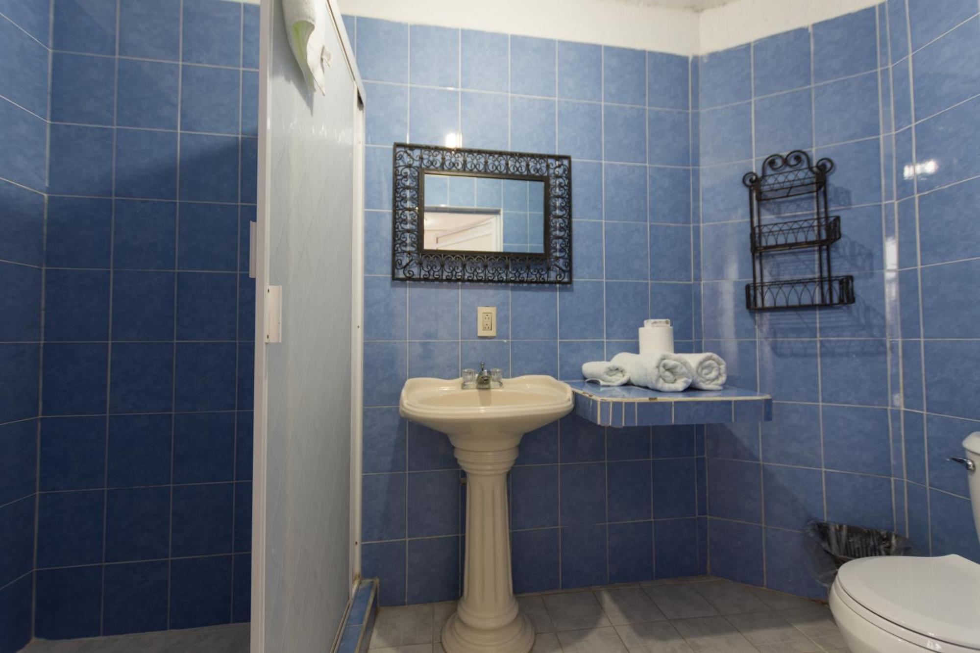 Traditional Sierra Leon Oceanfront Rooms - Adults Only Пуерто Валярта Екстериор снимка