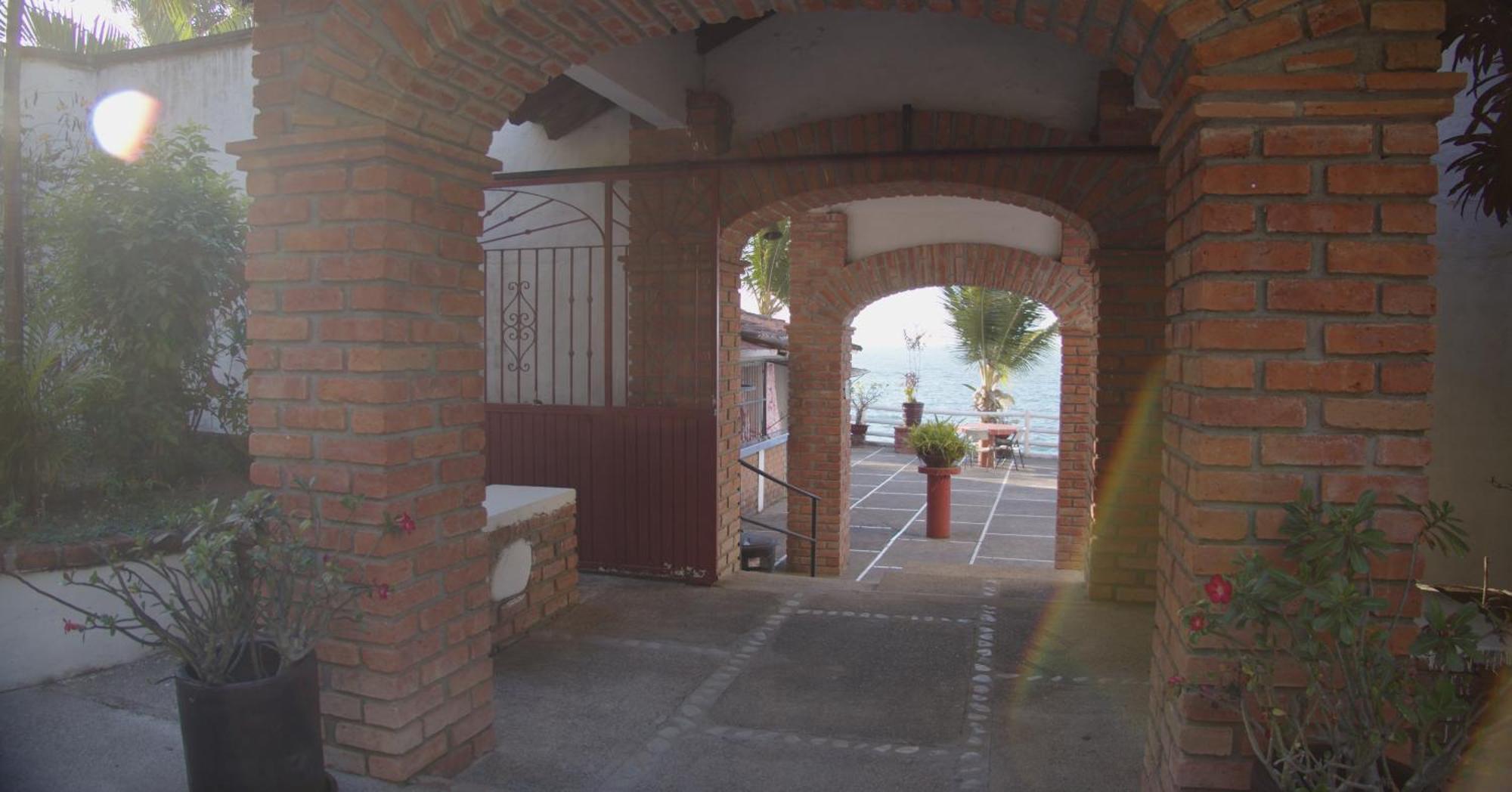 Traditional Sierra Leon Oceanfront Rooms - Adults Only Пуерто Валярта Екстериор снимка