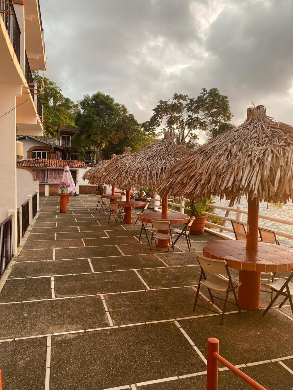 Traditional Sierra Leon Oceanfront Rooms - Adults Only Пуерто Валярта Екстериор снимка