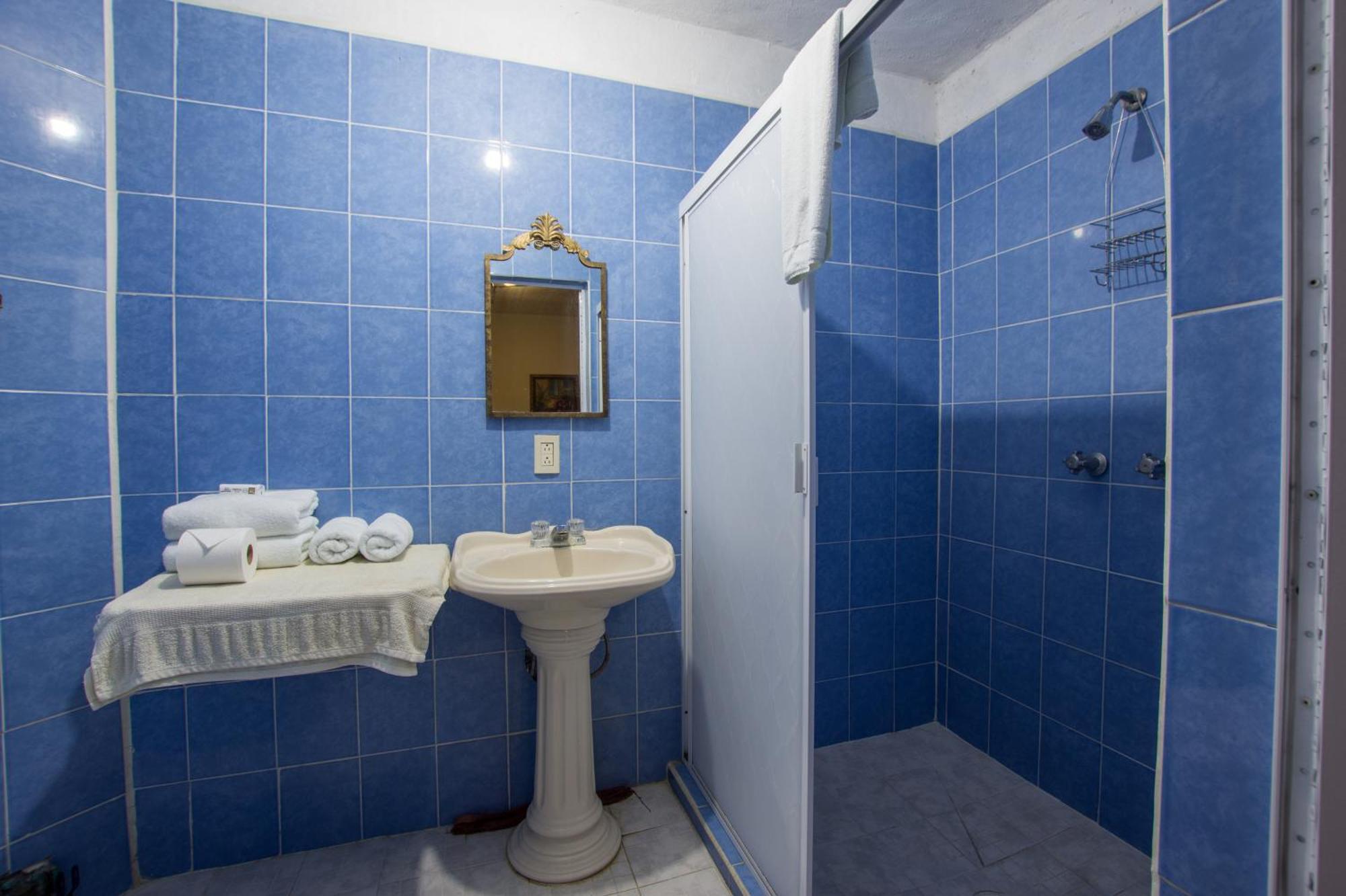Traditional Sierra Leon Oceanfront Rooms - Adults Only Пуерто Валярта Екстериор снимка