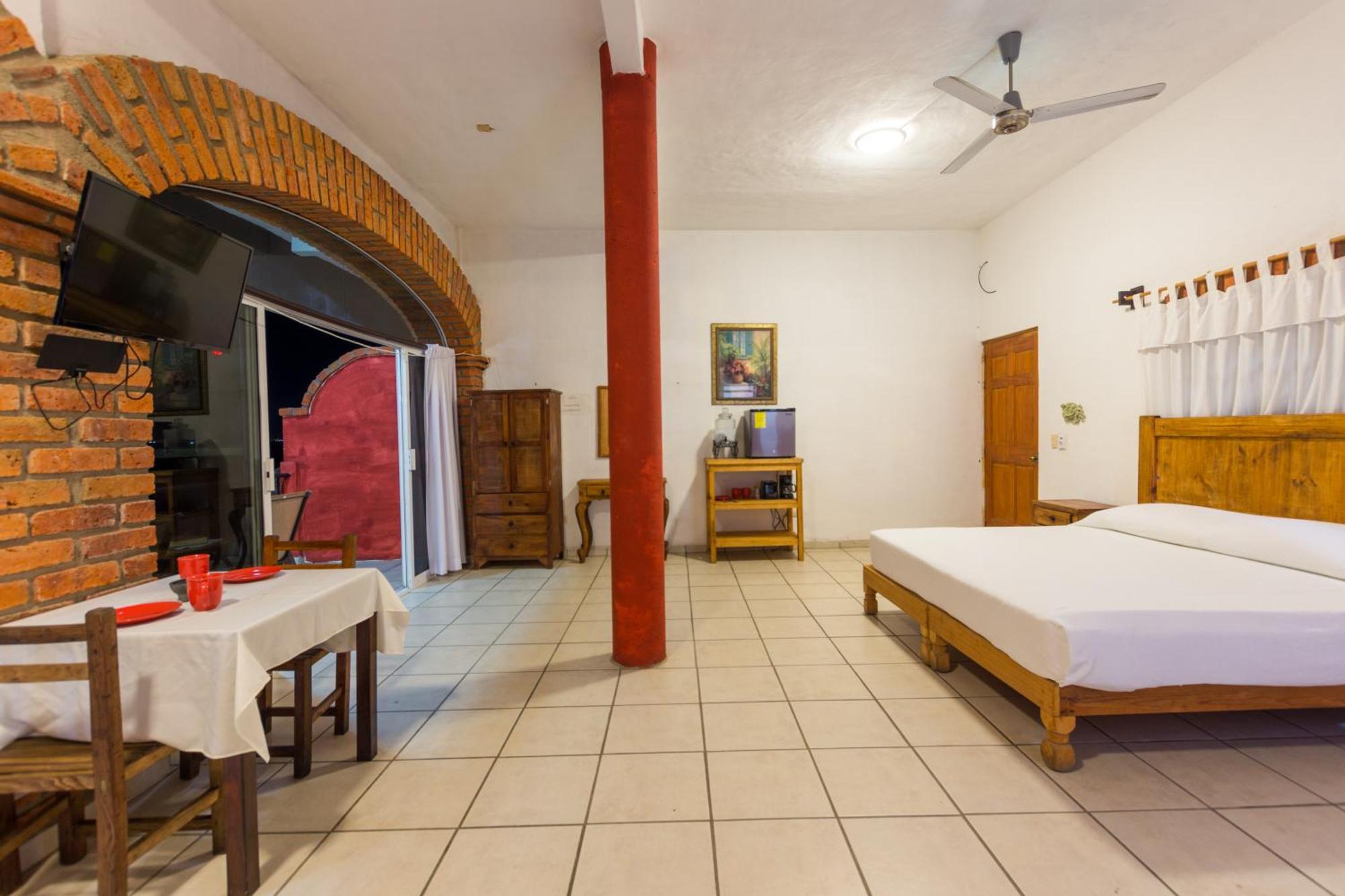 Traditional Sierra Leon Oceanfront Rooms - Adults Only Пуерто Валярта Екстериор снимка