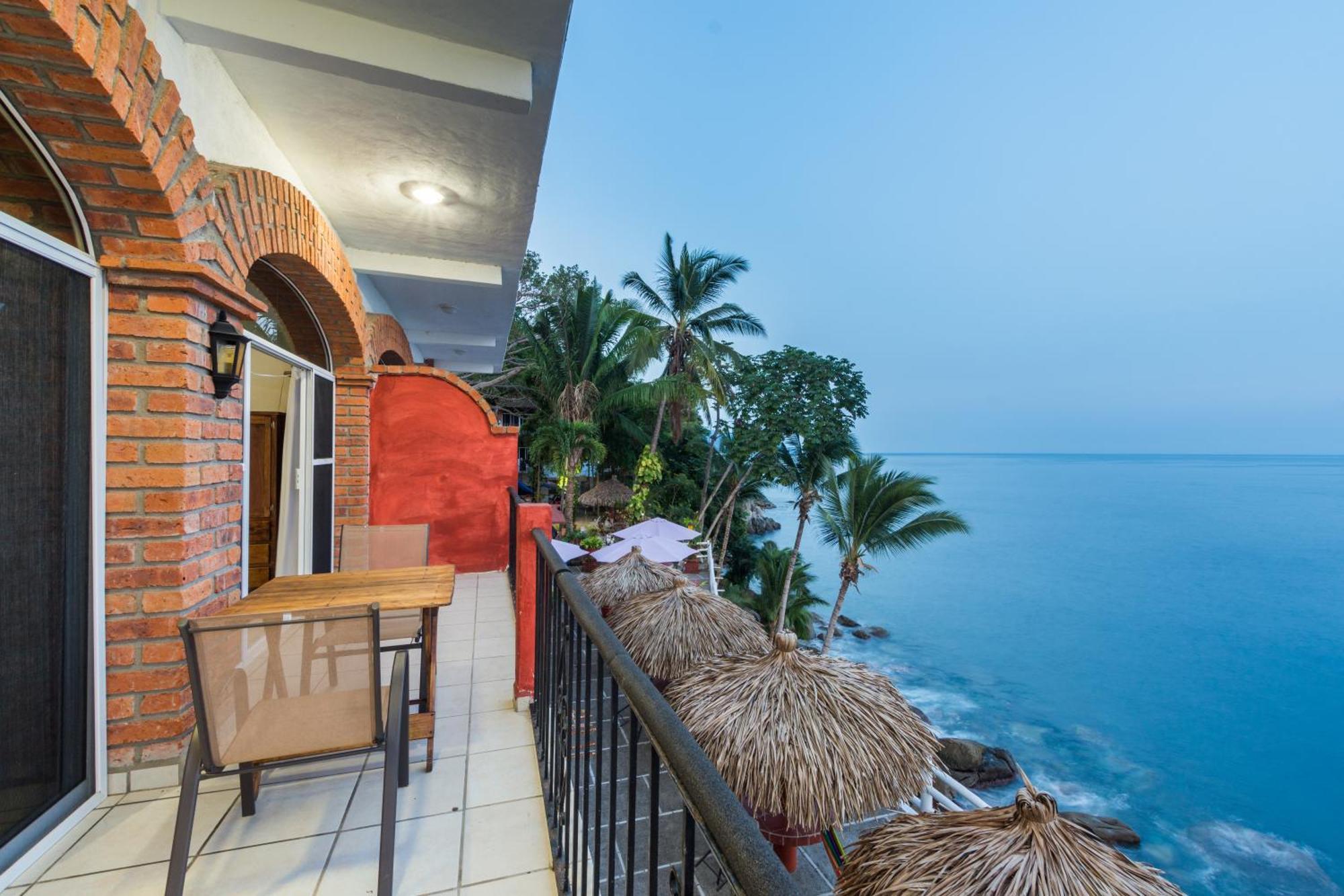 Traditional Sierra Leon Oceanfront Rooms - Adults Only Пуерто Валярта Екстериор снимка