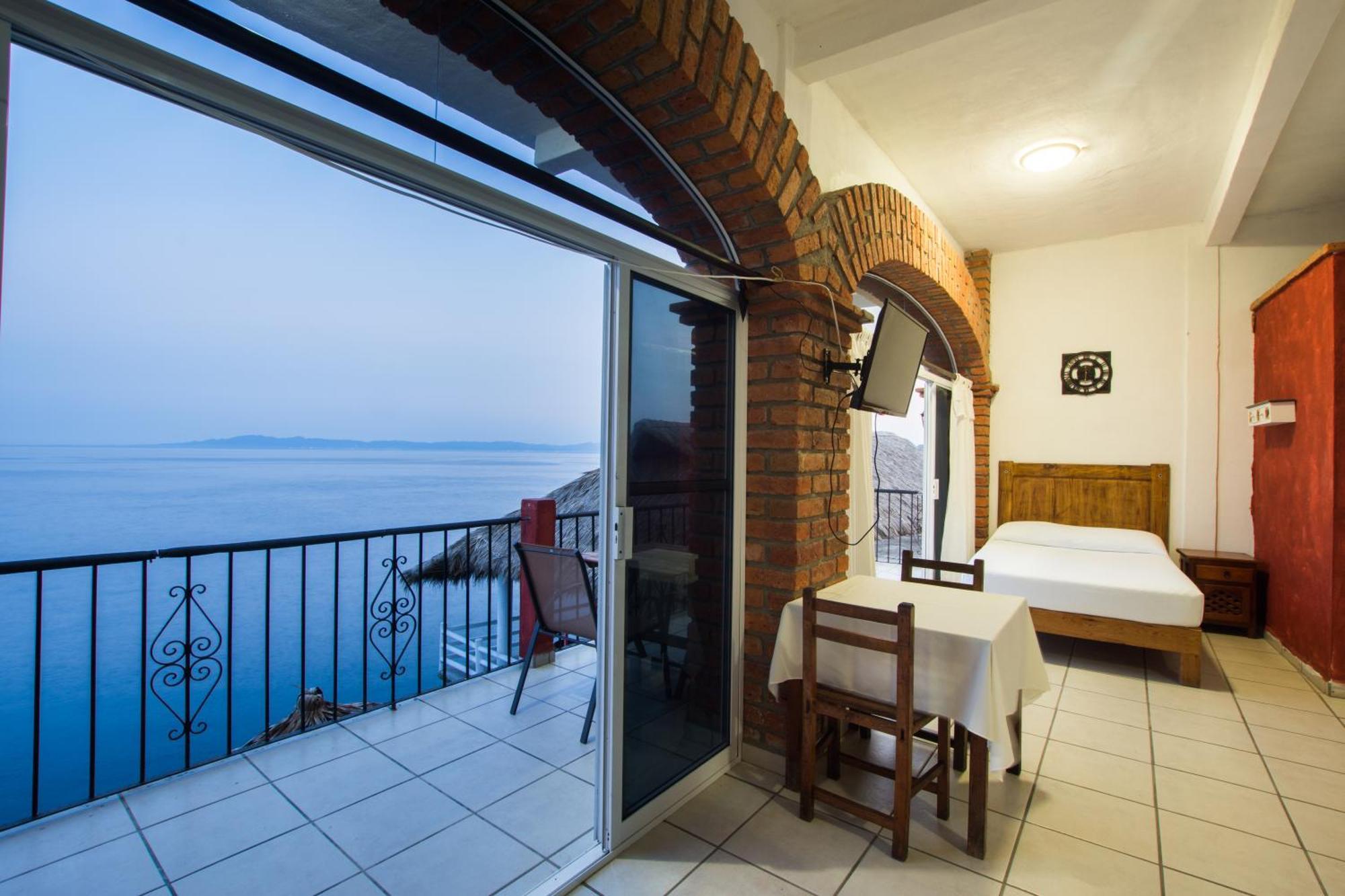 Traditional Sierra Leon Oceanfront Rooms - Adults Only Пуерто Валярта Екстериор снимка