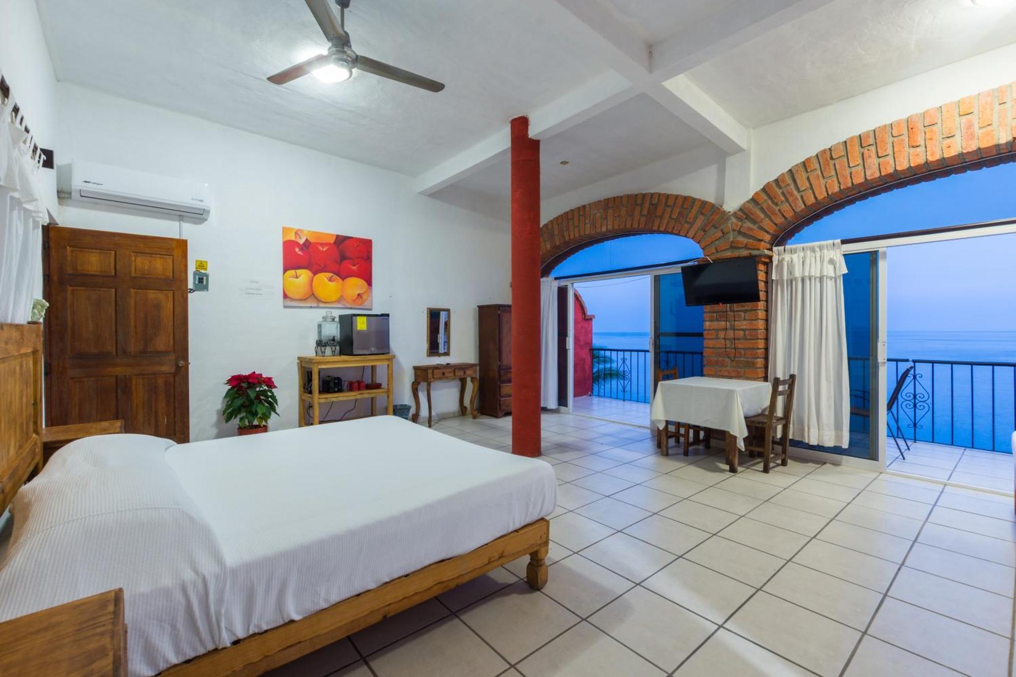 Traditional Sierra Leon Oceanfront Rooms - Adults Only Пуерто Валярта Екстериор снимка