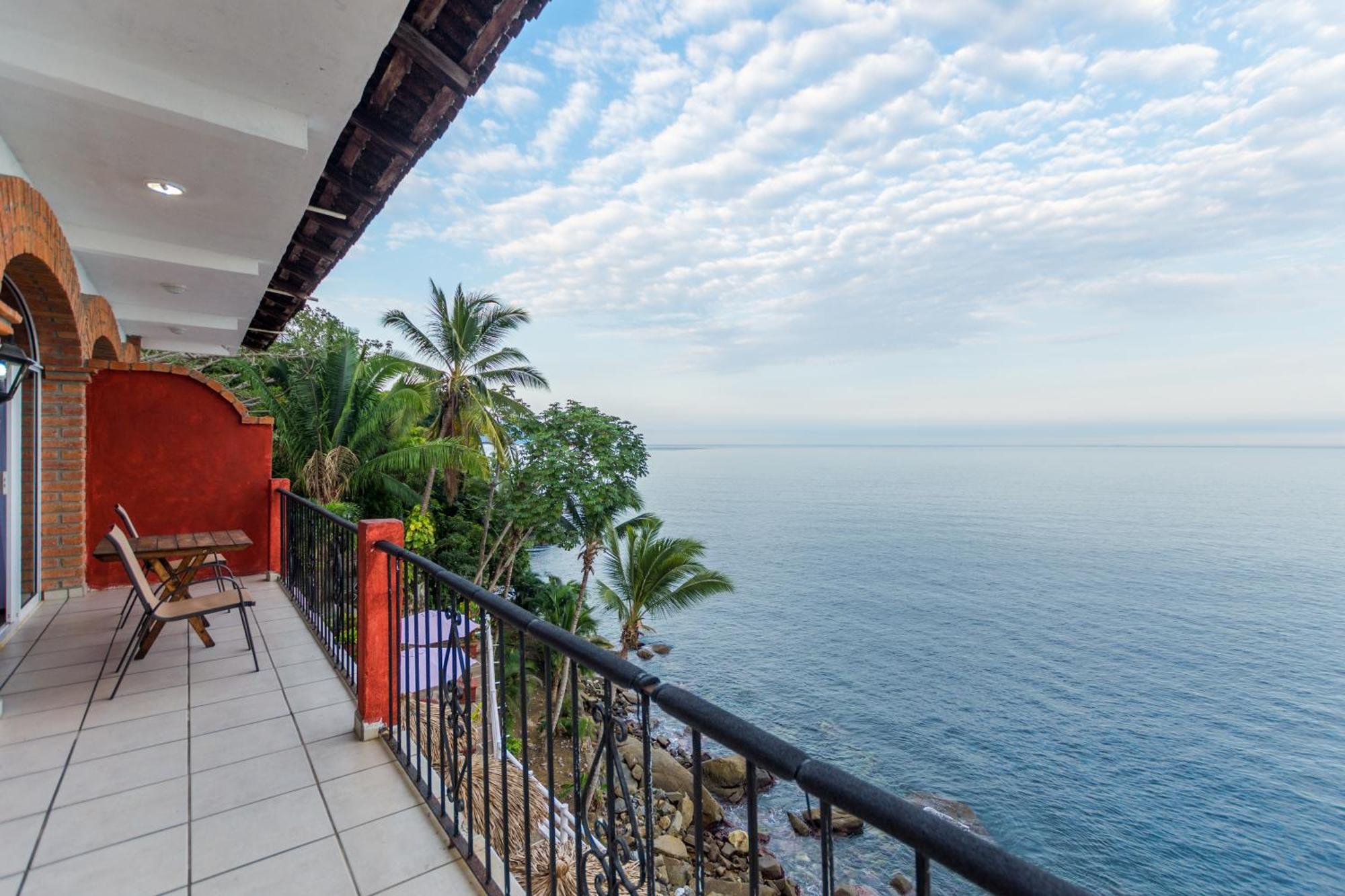 Traditional Sierra Leon Oceanfront Rooms - Adults Only Пуерто Валярта Екстериор снимка