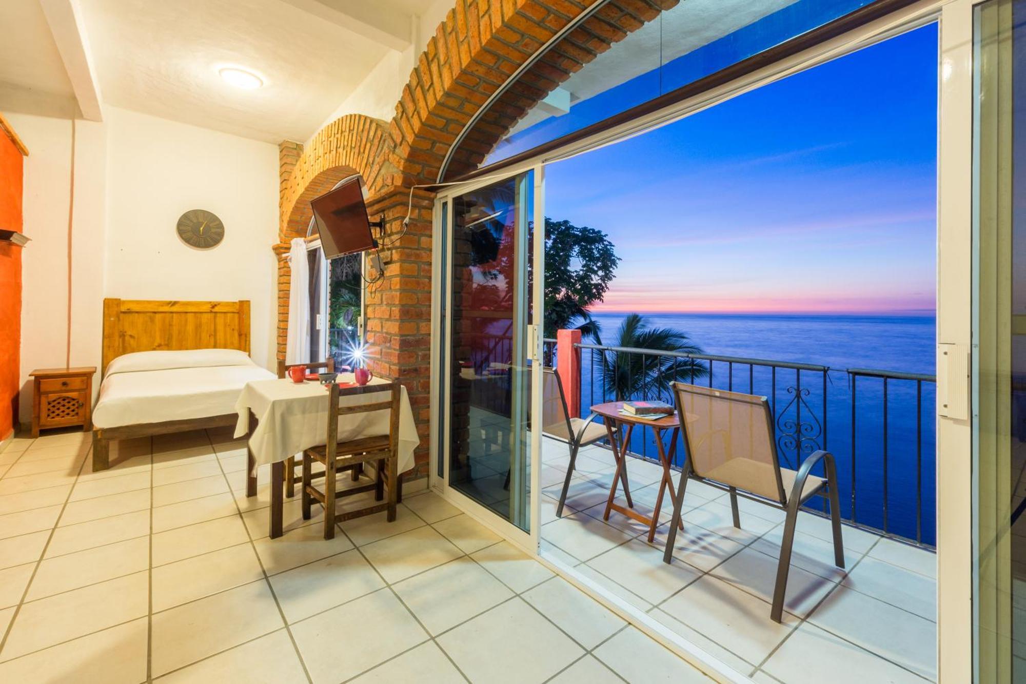 Traditional Sierra Leon Oceanfront Rooms - Adults Only Пуерто Валярта Екстериор снимка