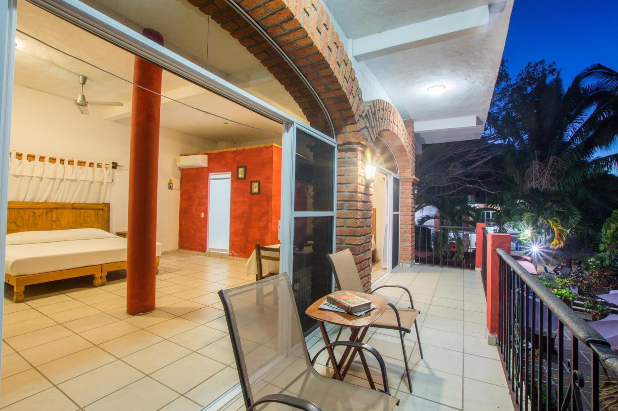 Traditional Sierra Leon Oceanfront Rooms - Adults Only Пуерто Валярта Екстериор снимка