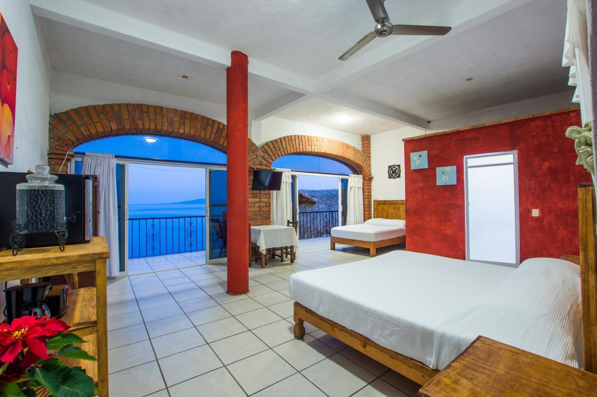 Traditional Sierra Leon Oceanfront Rooms - Adults Only Пуерто Валярта Екстериор снимка