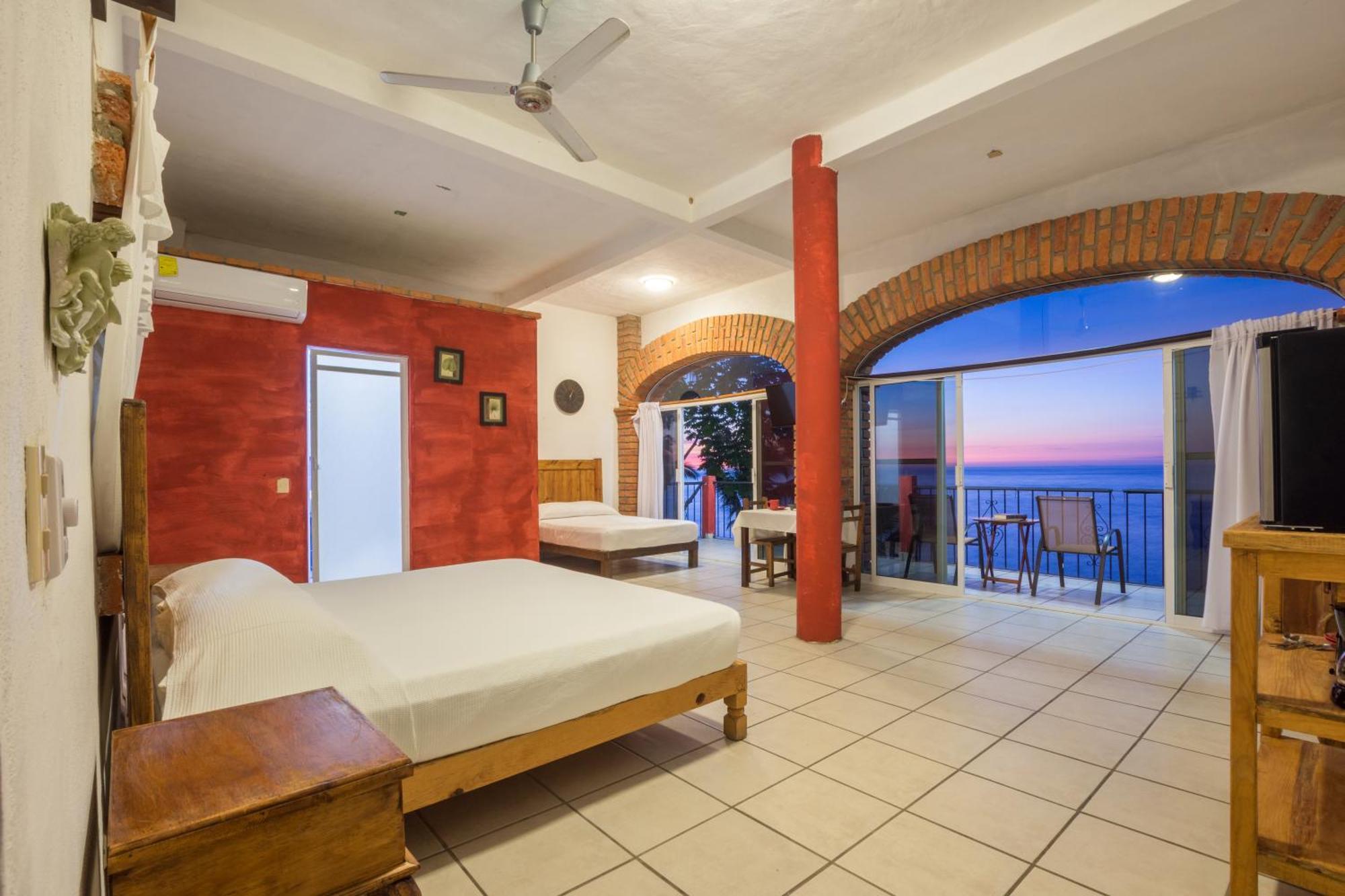 Traditional Sierra Leon Oceanfront Rooms - Adults Only Пуерто Валярта Екстериор снимка