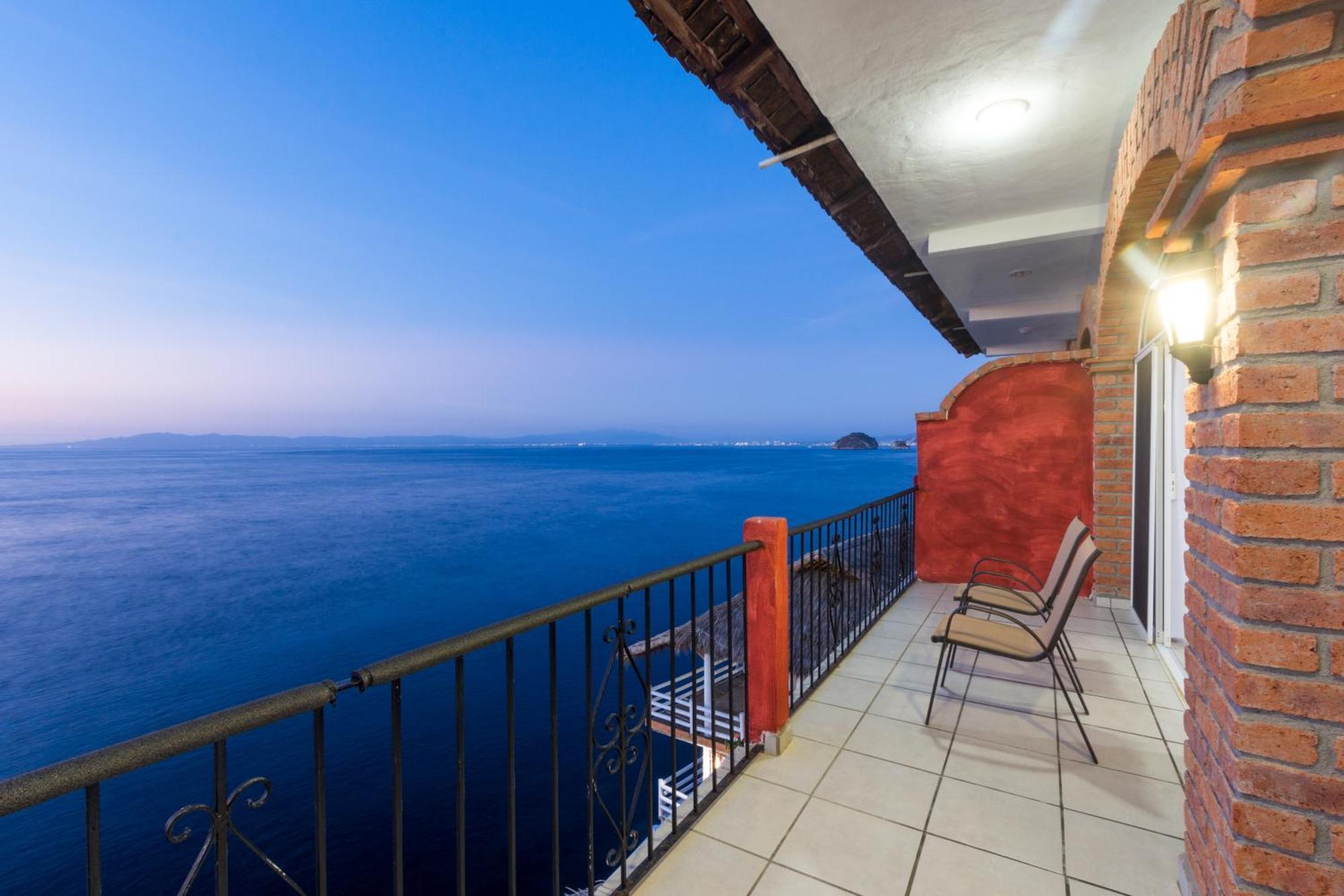 Traditional Sierra Leon Oceanfront Rooms - Adults Only Пуерто Валярта Екстериор снимка