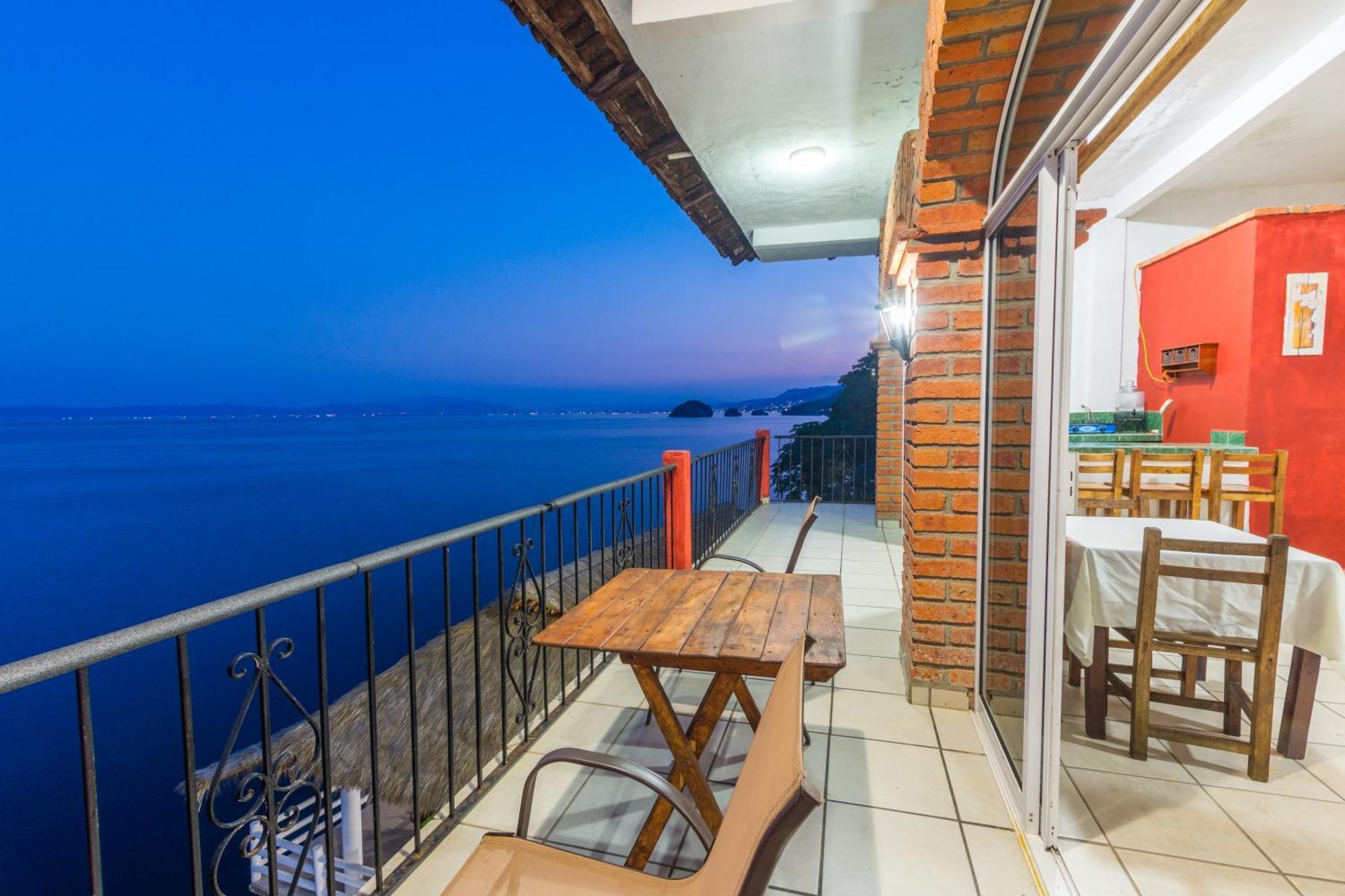 Traditional Sierra Leon Oceanfront Rooms - Adults Only Пуерто Валярта Екстериор снимка