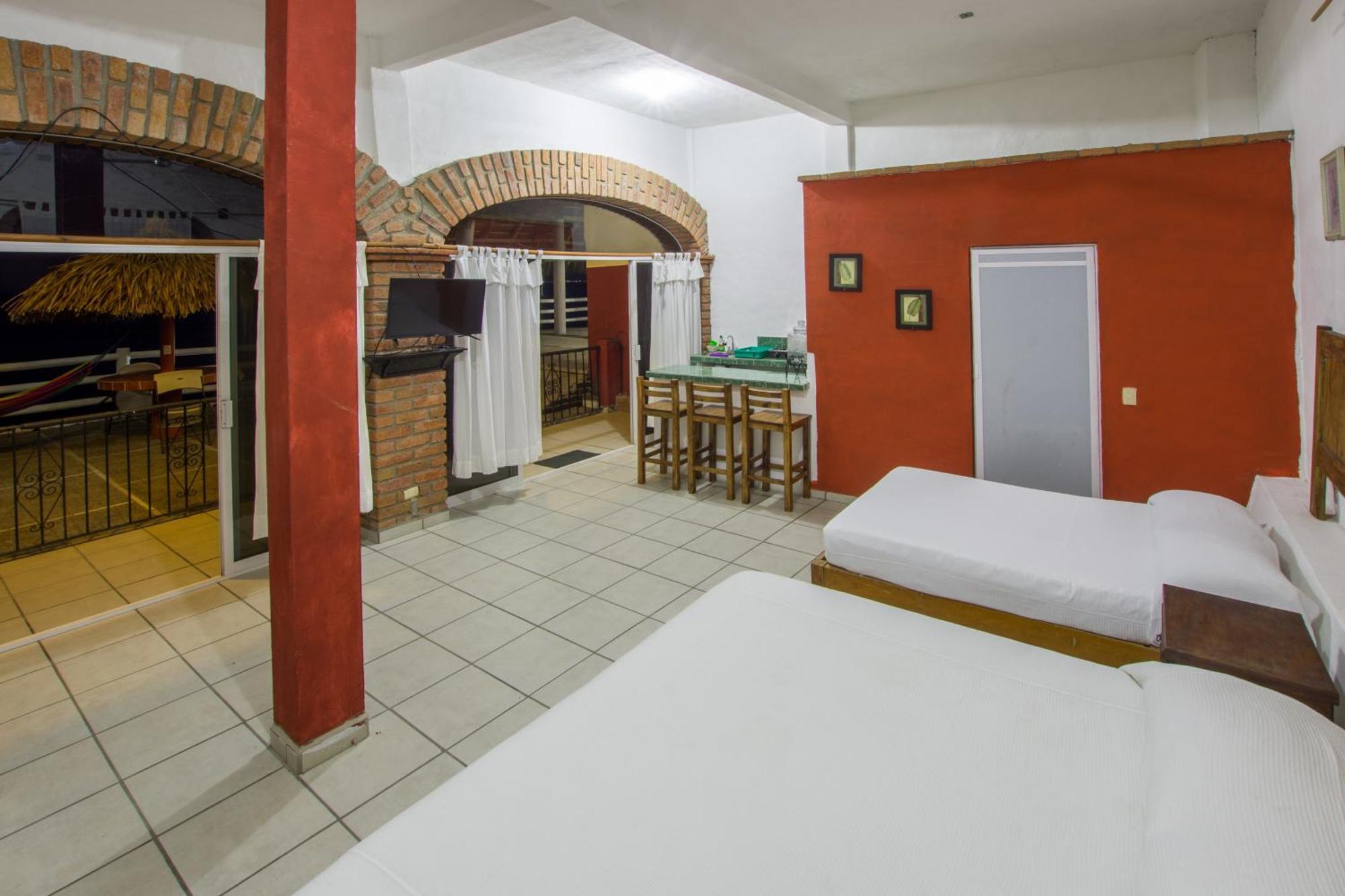 Traditional Sierra Leon Oceanfront Rooms - Adults Only Пуерто Валярта Екстериор снимка