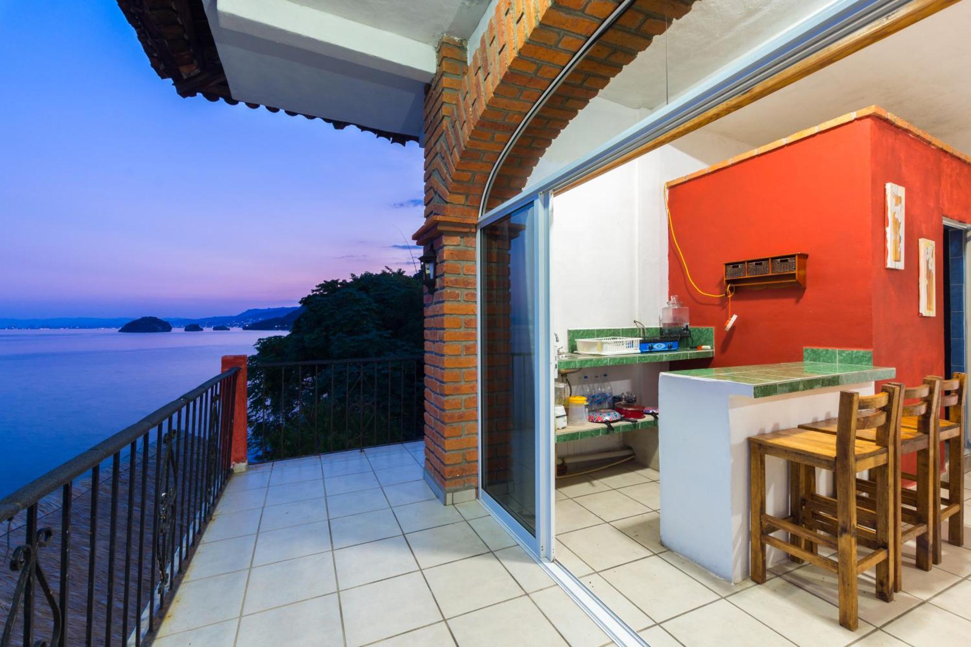 Traditional Sierra Leon Oceanfront Rooms - Adults Only Пуерто Валярта Екстериор снимка