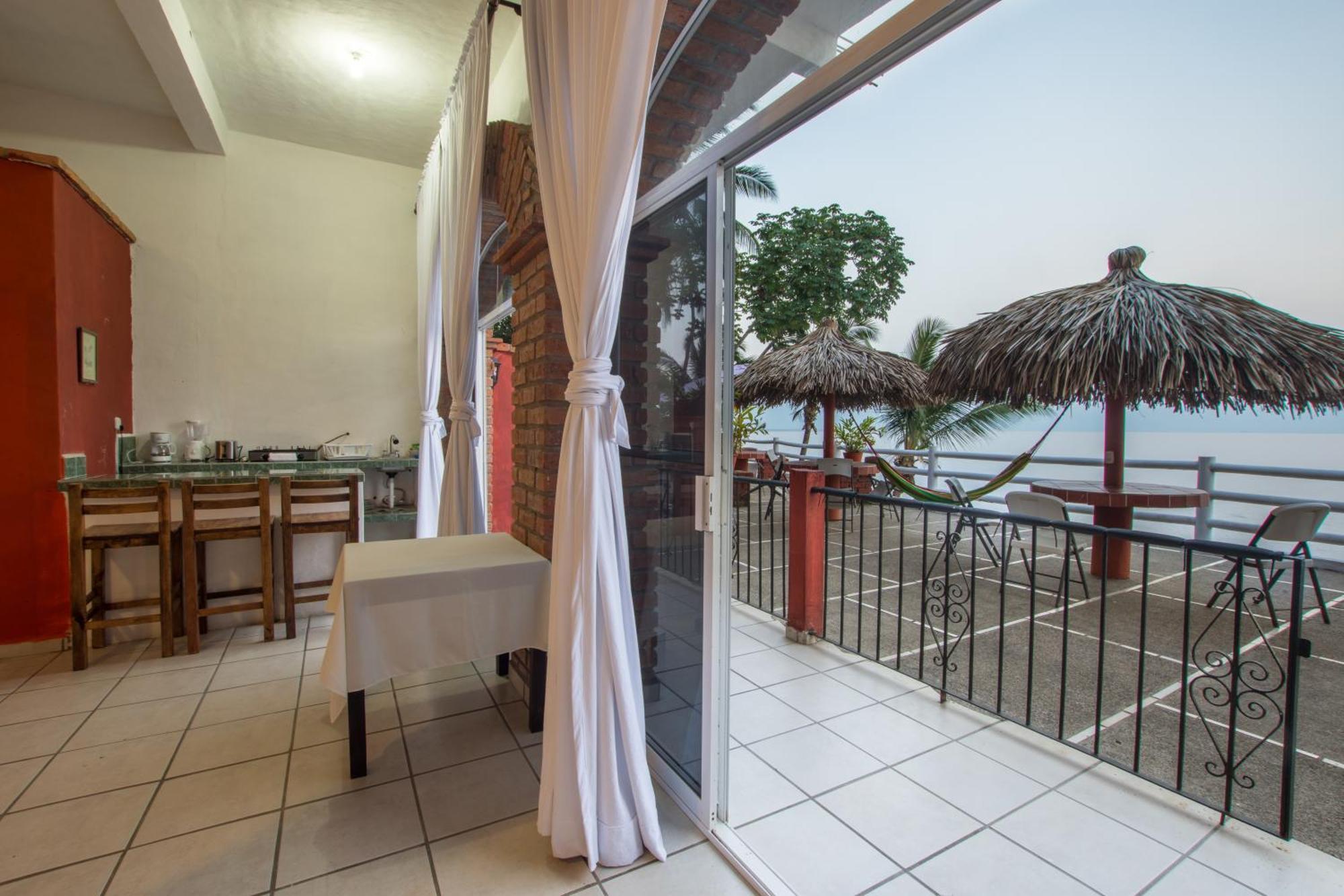 Traditional Sierra Leon Oceanfront Rooms - Adults Only Пуерто Валярта Екстериор снимка