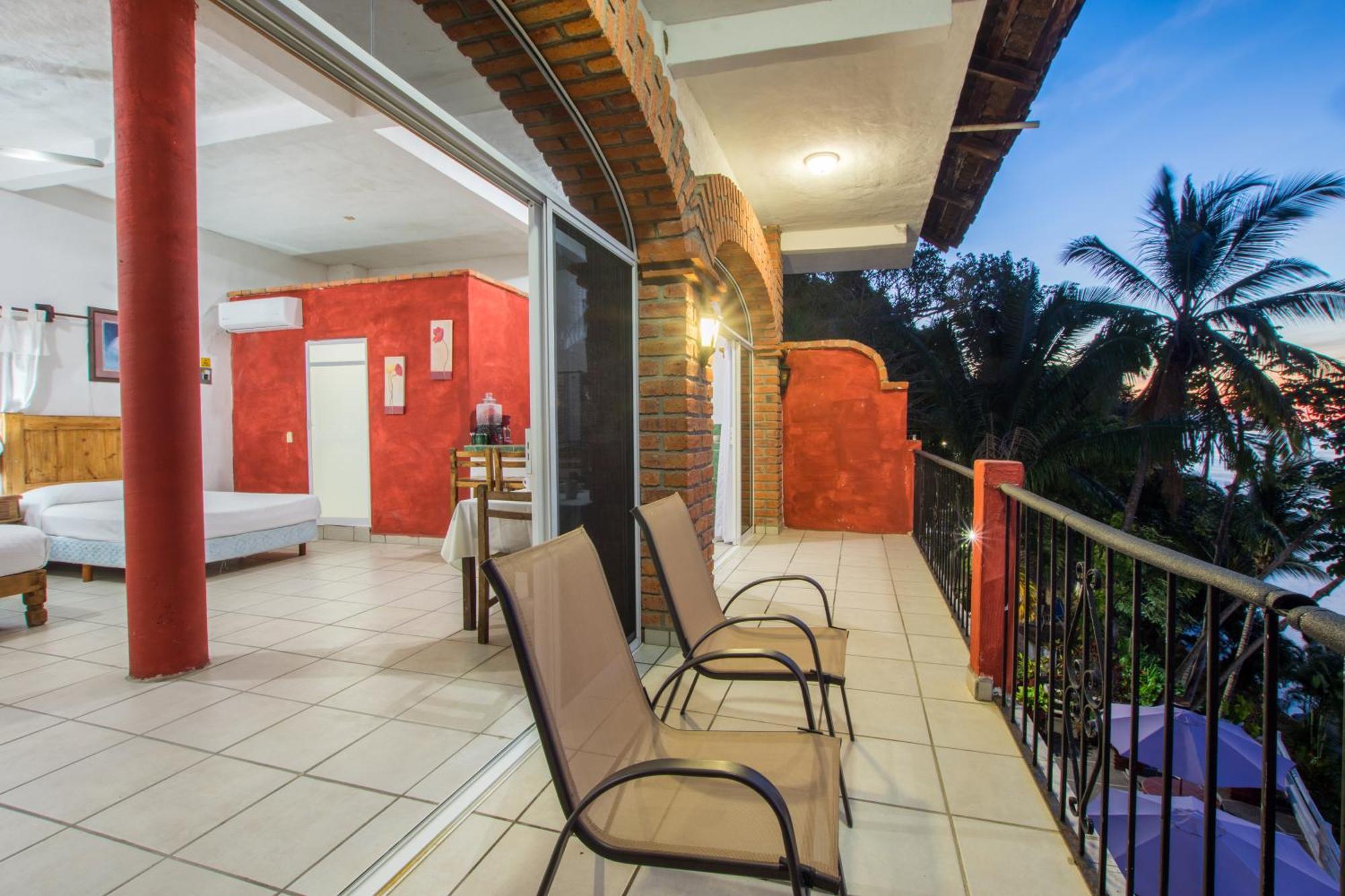 Traditional Sierra Leon Oceanfront Rooms - Adults Only Пуерто Валярта Екстериор снимка