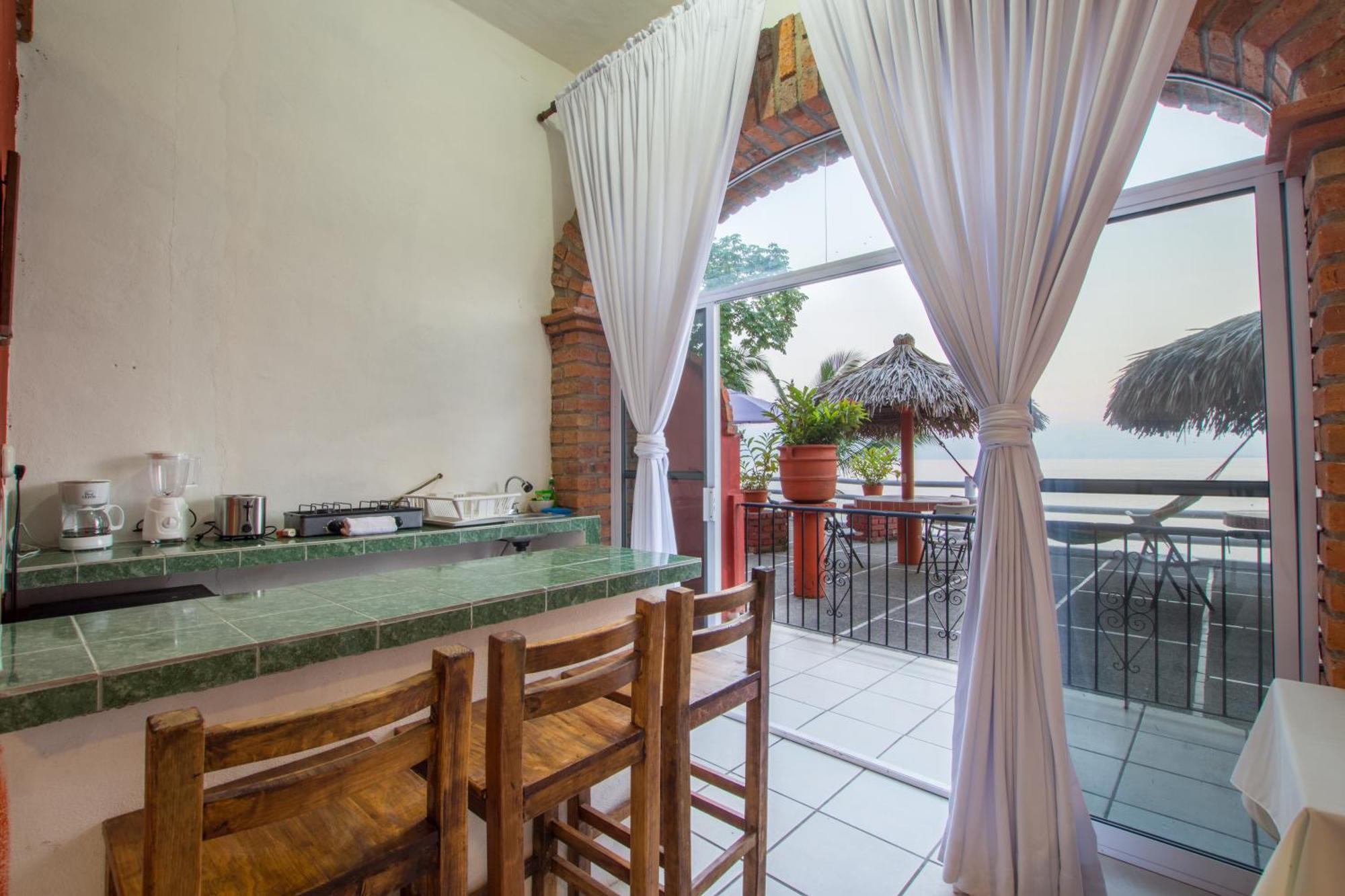 Traditional Sierra Leon Oceanfront Rooms - Adults Only Пуерто Валярта Екстериор снимка