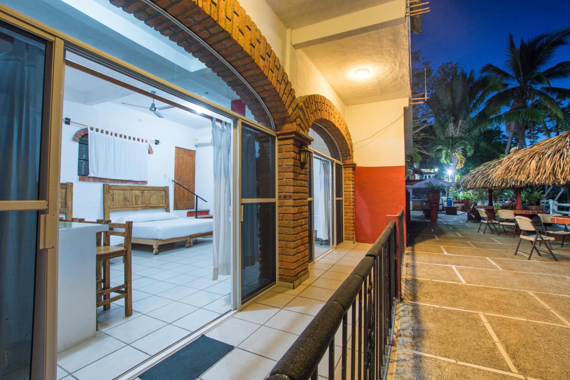 Traditional Sierra Leon Oceanfront Rooms - Adults Only Пуерто Валярта Екстериор снимка