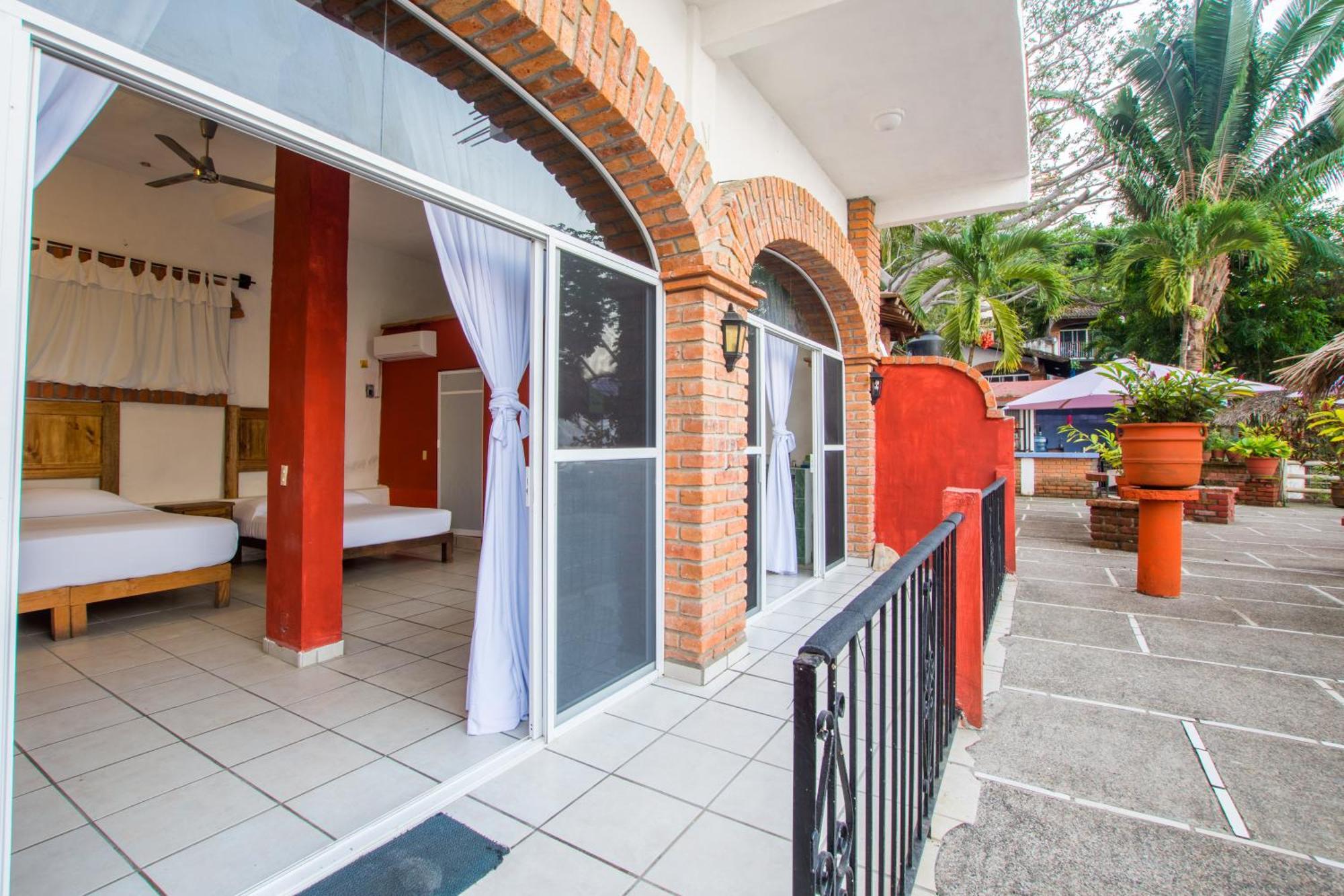 Traditional Sierra Leon Oceanfront Rooms - Adults Only Пуерто Валярта Екстериор снимка