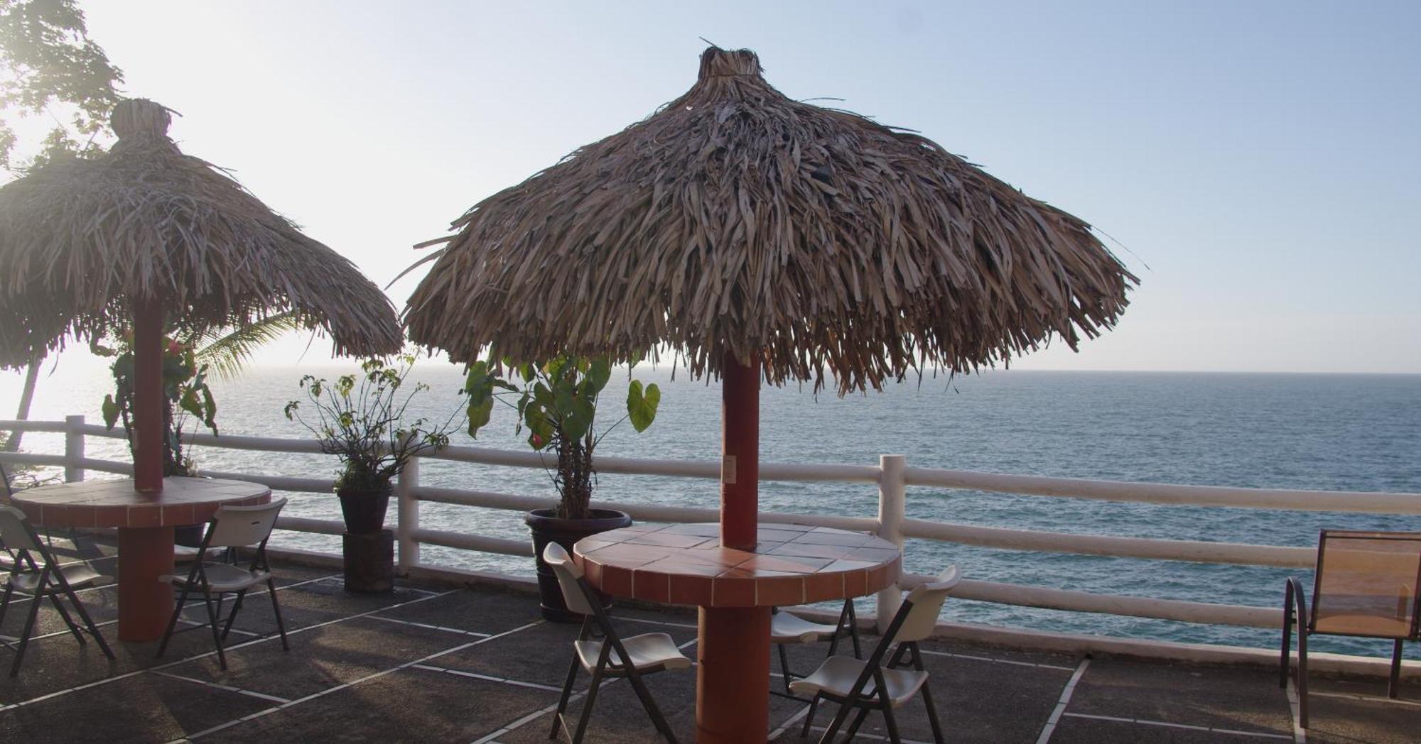Traditional Sierra Leon Oceanfront Rooms - Adults Only Пуерто Валярта Екстериор снимка