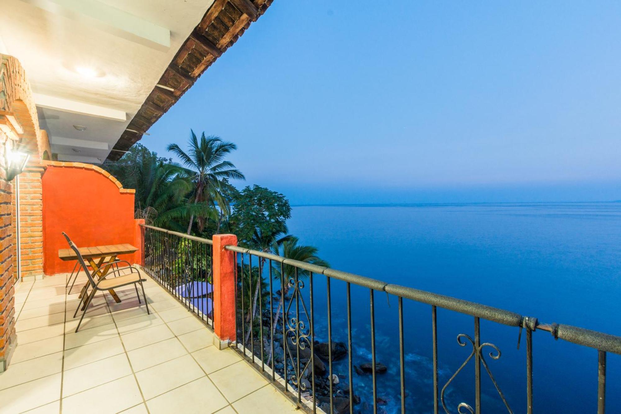 Traditional Sierra Leon Oceanfront Rooms - Adults Only Пуерто Валярта Екстериор снимка