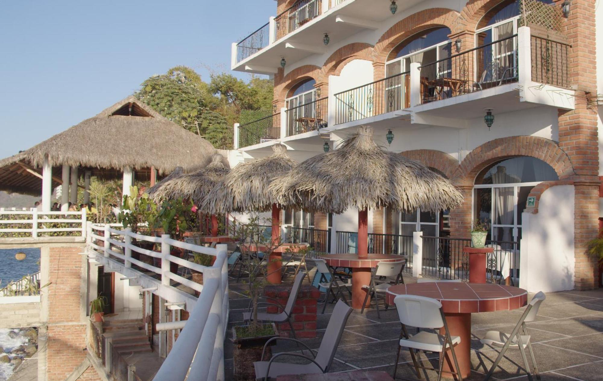 Traditional Sierra Leon Oceanfront Rooms - Adults Only Пуерто Валярта Екстериор снимка