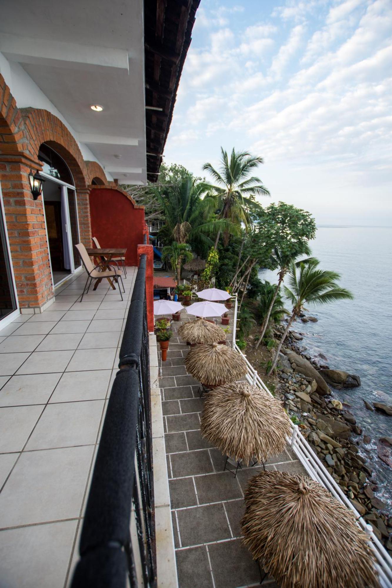 Traditional Sierra Leon Oceanfront Rooms - Adults Only Пуерто Валярта Екстериор снимка