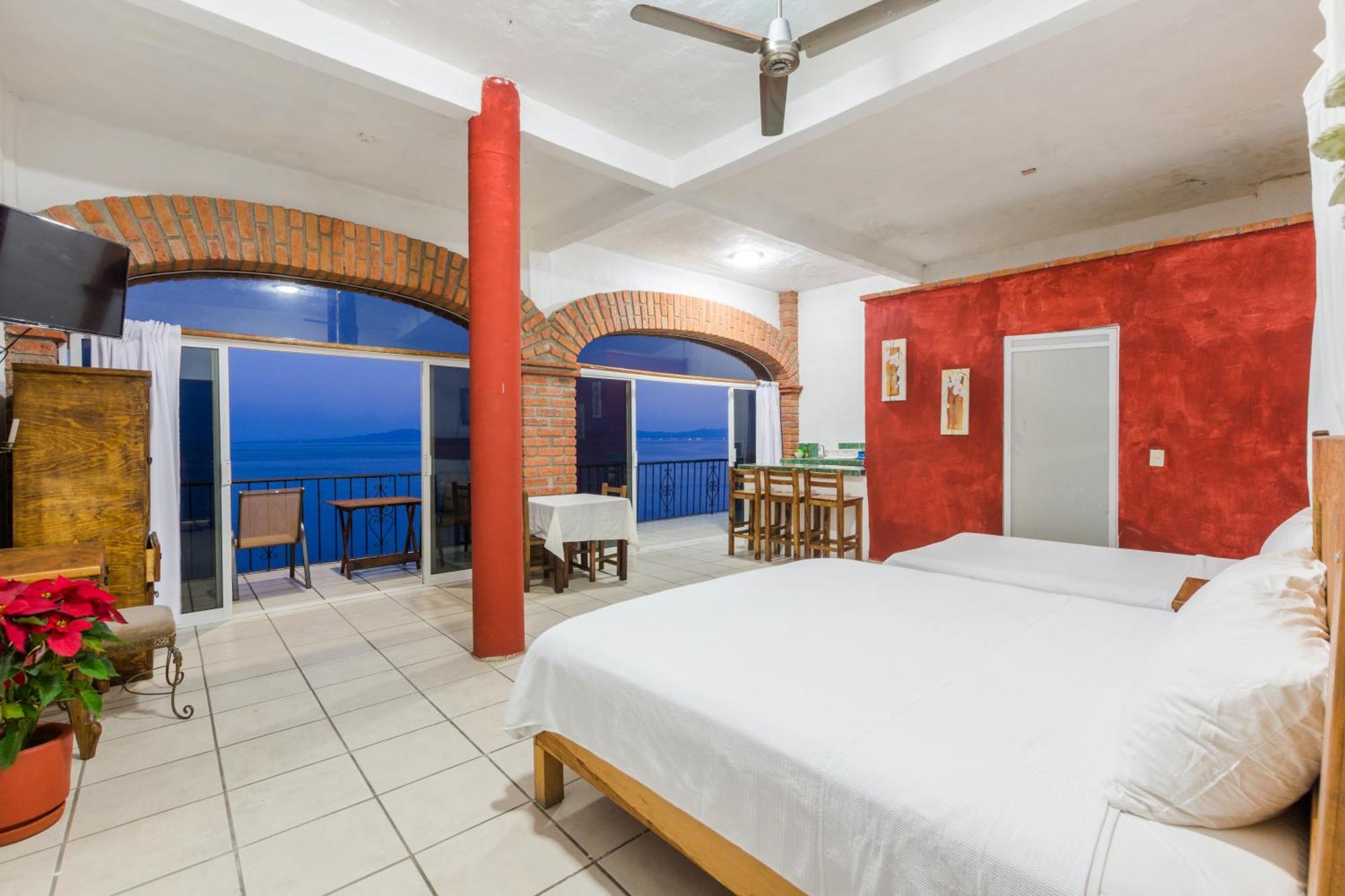 Traditional Sierra Leon Oceanfront Rooms - Adults Only Пуерто Валярта Екстериор снимка