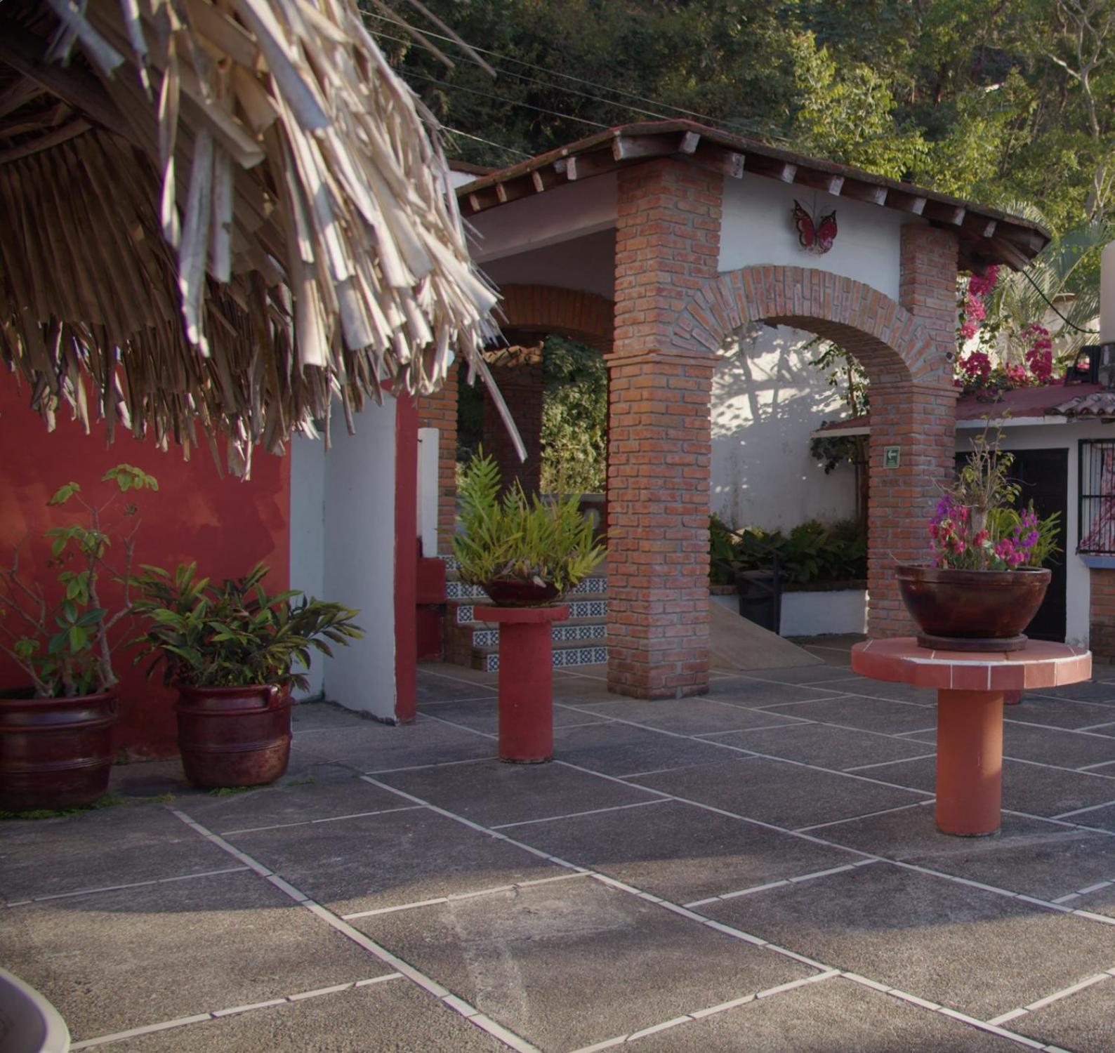 Traditional Sierra Leon Oceanfront Rooms - Adults Only Пуерто Валярта Екстериор снимка